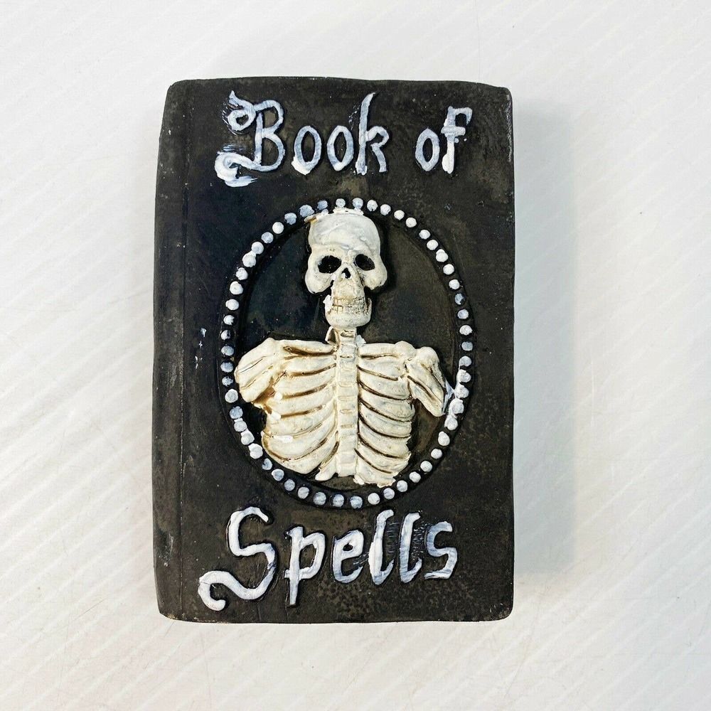 Halloween Book of Spells Tabel Decor Or Paper weight